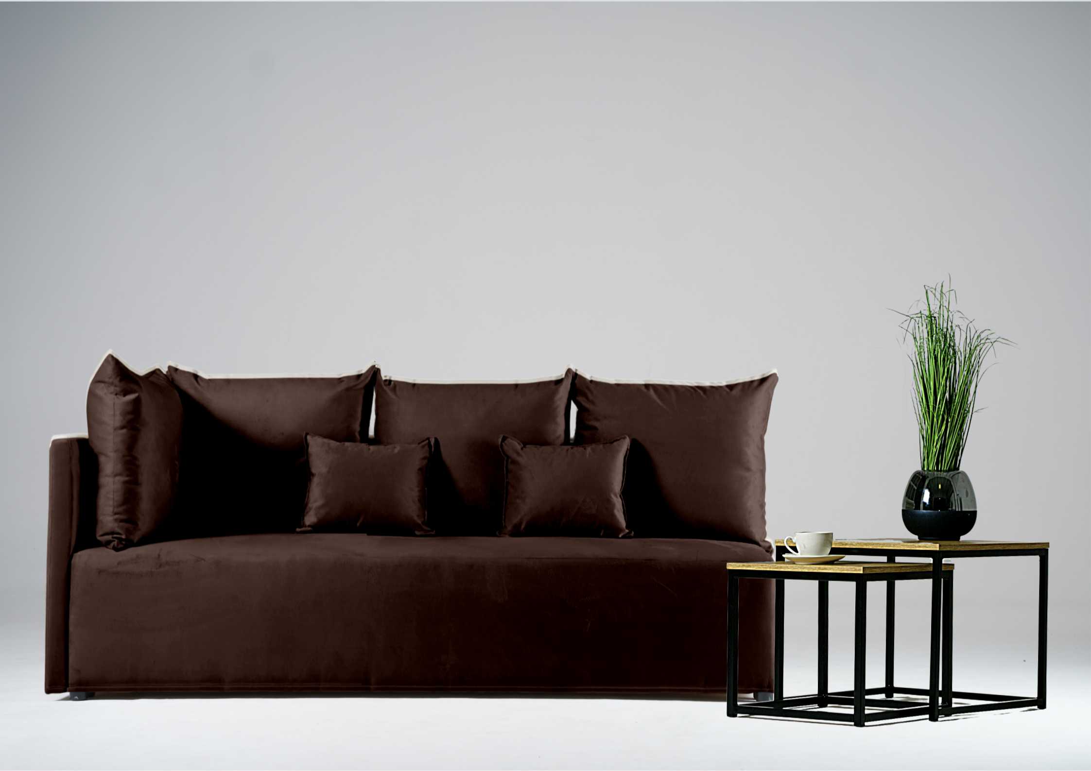 Brązowa sofa do salonu 